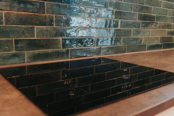 moderner Fliesenspiegel mit Induktionkochfeld