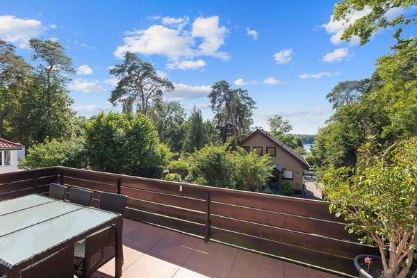 Terrasse mit Blick auf den See