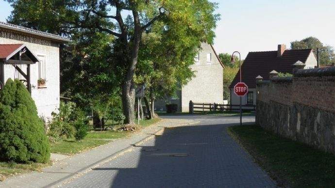 Am Grundstück vorbeiführende Bahnhofstraße  
