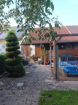 Garage, rechts Pool