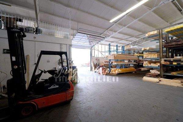 Andienung über Sektionaltor in Halle1 