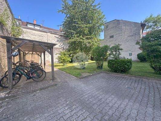 Innenhof mit Fahrradabstellplätzen