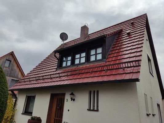 Gepflegtes Siedlungshaus mit Eingang