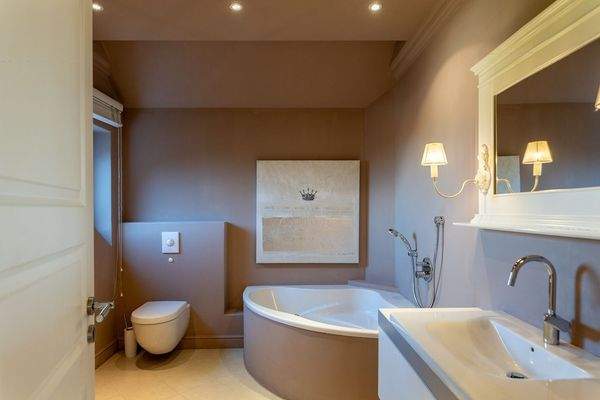 Tageslichtbad mit Wanne