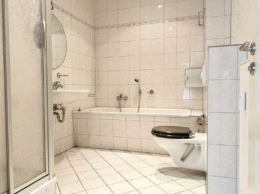 Bad mit Wanne und Dusche