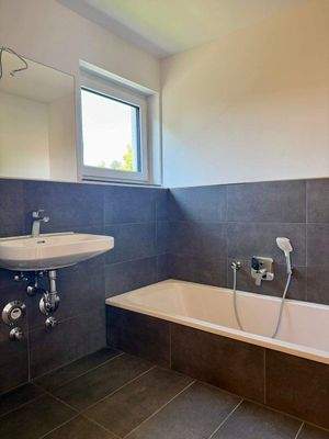 Bad mit Dusche und Badewanne