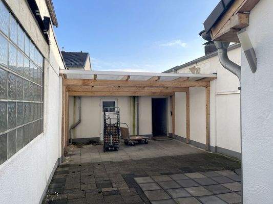 Hof mit Zugang zu den Garagen