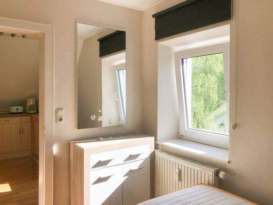 Schlafzimmer DG links