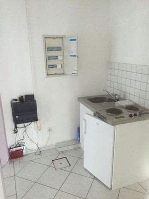 Pantryküche mit Spüle, Kühlschrank und Herd