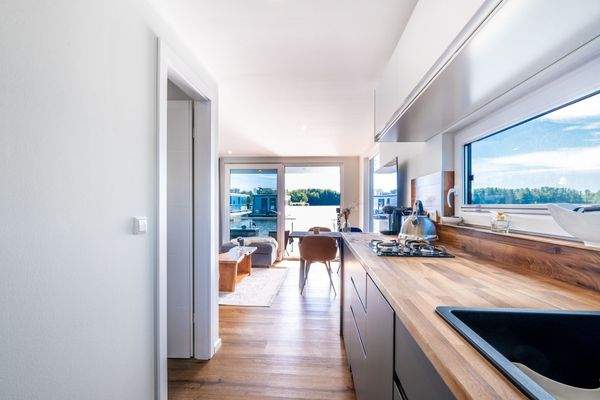 Blick durch das Wohnzimmer auf das Wasser