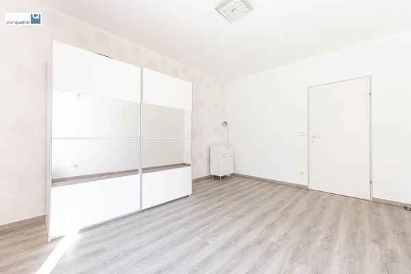 Zimmer 2 (gem. Grundriss-Skizze; ca. 14,80 m²)