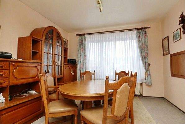 Esszimmer (Anpassung durch KI)