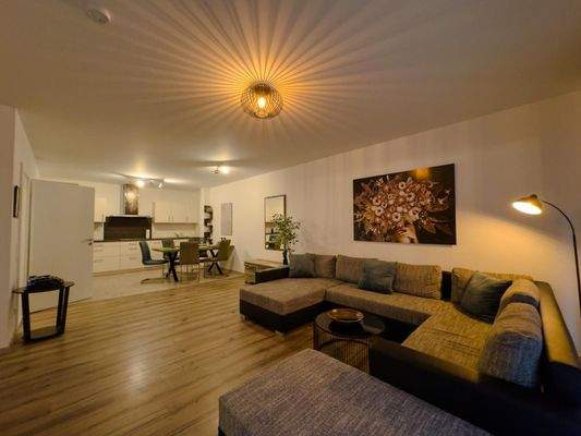 Blick in den großzügigen Wohn-/Essbereich 