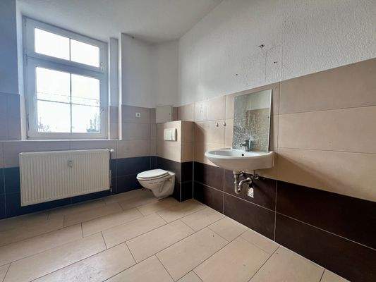 Tageslichtbad mit Wanne