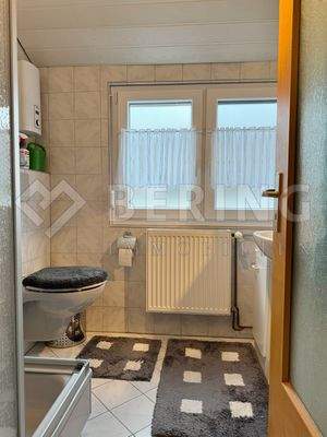 Bad mit Dusche/WC im DG