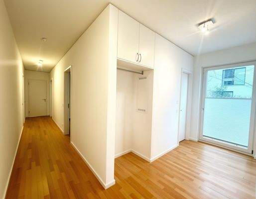 Eingangsbereich mit Garderobe und Gäste-WC