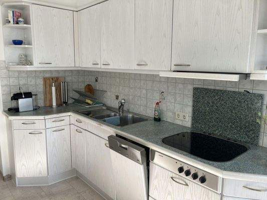 mit gepflegter Einbauküche