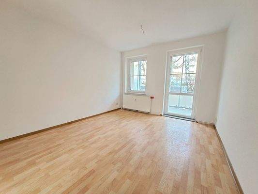 Wohnzimmer mit Balkon