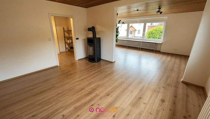 Essbereich und Wohnzimmer - (KI generiert)