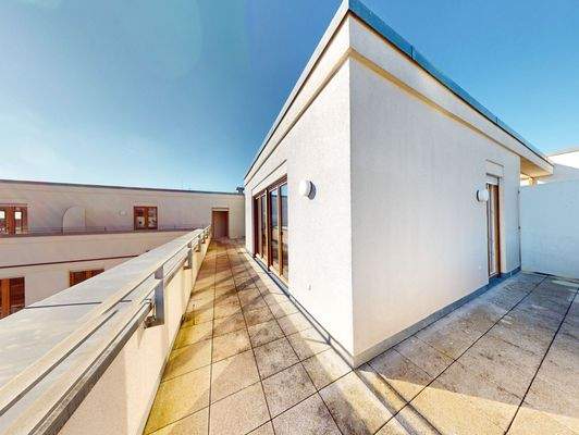 Großflächiger Außenbereich