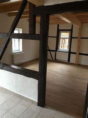 Blick von Flur ins Wohnzimmer