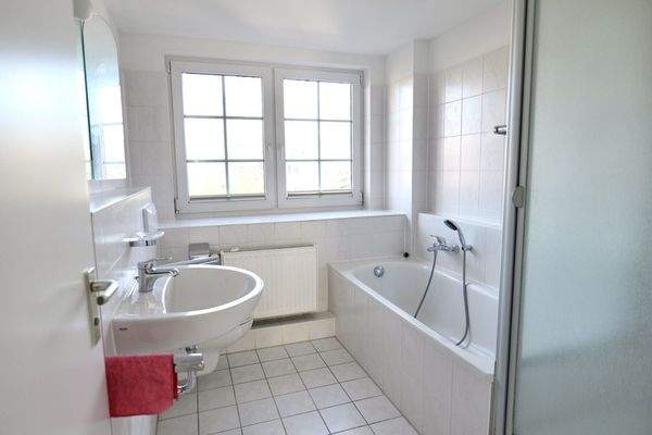 Bad mit Wanne + Dusche OG