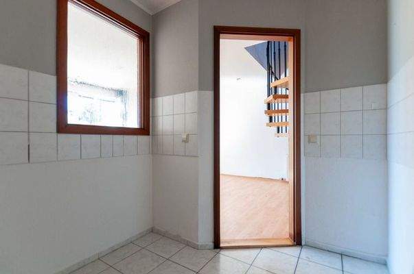 innenliegende Küche mit Festverglasung zum Wohnzimmer