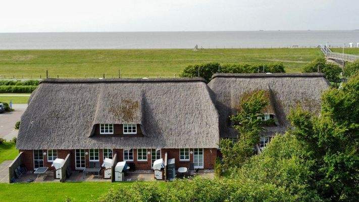 Direkt hinterm Deich!