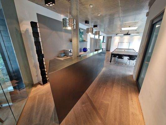 Moderne Teeküche im Büro