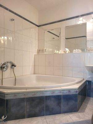 Bad mit Eckbadewanne