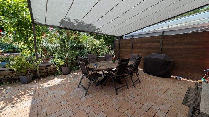 Sommerimpression geöffnete Pergola