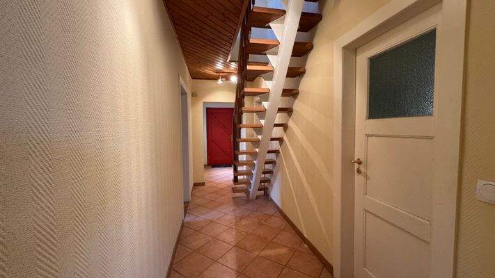 Flur / Treppe ins DG