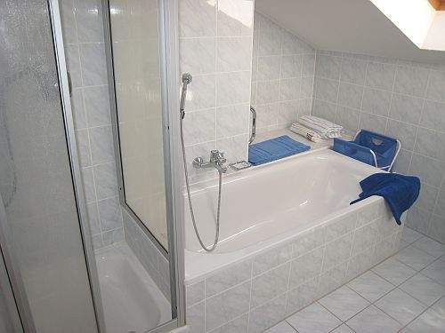 Badezimmer mit Duschkabine und Wanne