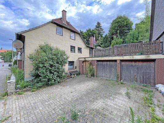 Ansicht Front rechts mit Doppelgarage