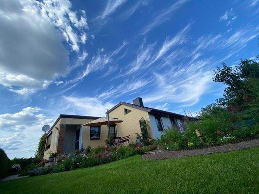 Hausansicht mit Terrasse