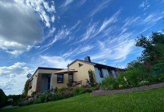 Hausansicht mit Terrasse