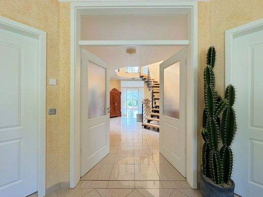 Windfang mit angrenzender Garderobe und HWR