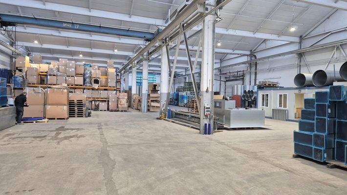 Halle Innen mit Krananlage