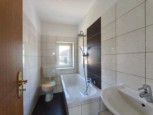 Tageslichtbad mit Wanne