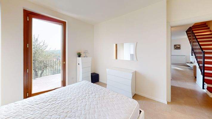 MT-001-267-Villa-singola-vista-lago-Bedroom 5.jpg