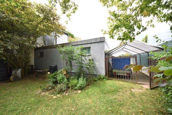 Blick Rückansicht Garagengebäude