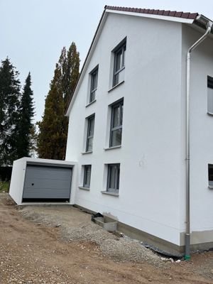 Ostseite mit Garage