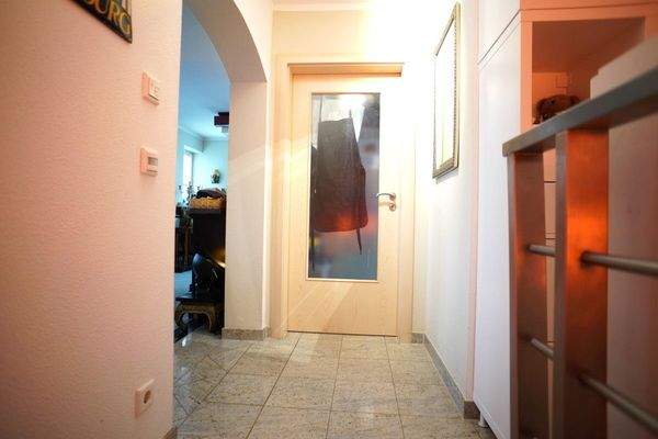 1. OG mit Zugang zur Garderobe, zum Gäste WC, zur 