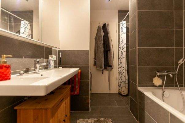 Bad mit WM-Anschluss, Dusche und Wanne