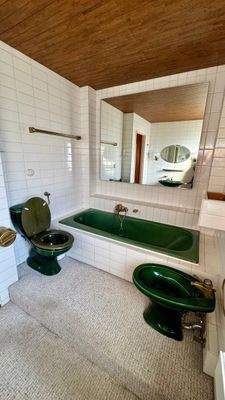 Badezimmeransicht mit Badewanne