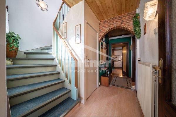 Flur/ Treppenhaus (EG linker Gebäudeteil)