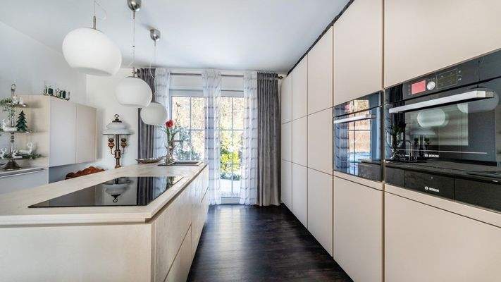 Offene, moderne Küche samt hochwertiger Einbauküche im Erdgeschoss