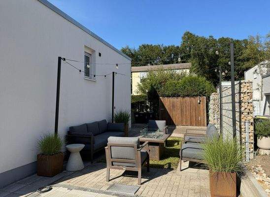 Garten neben der Einfahrt