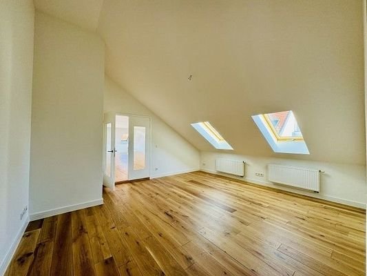 großes Zimmer mit separatem Duschbad, Fenster
