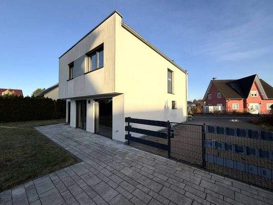 Objektrückseite und Grundstückszufahrt 